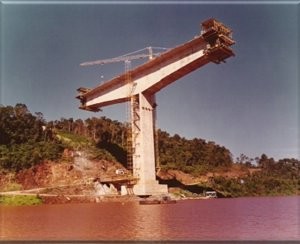 Ponte Tancredo Neves em construção. Inauguraa em 29 de novembro de 1985, ela tem um comprimento total de 489 m, vão livre de 220 m e altura de 65 m. (Foto: acervo construtora)