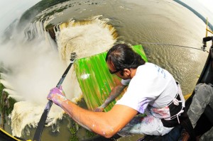 Monanc pintando enquanto sobrevoava as Cataratas em um helicóptero, durante a campanha para identificar o ponto turístico como uma das "Sete Maravilhas da Natureza", em 2011.