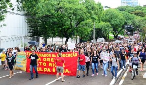 Rua de Foz: Passeata do movimento dos professores paranaenses, em 2015. (Foto: assessoria APP)