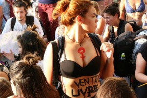Mulheres em protesto contra o PL 5069 e Eduardo Cunha, em São Paulo.  (Foto: Carta Capital) 