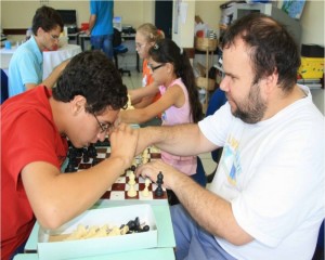 Aula de xadrez no Centro  de Atendimento Especializado para Deficientes Visuais e da Sala de Recursos Multifuncional, em Foz do Iguaçu; (Foto: acervo Cultura)