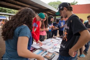 Kariny (de azul): "O processo é mais difícil, porque primamos pela autonomia do público em experimentar escolher". (Fotos: Áurea Cunha)