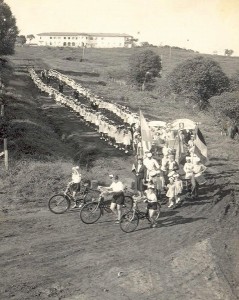 Desfile de alunos do Grupo Escolar Bartolomeu Mitre na década de 40 do século XX. (Foto: acervo Guatá)