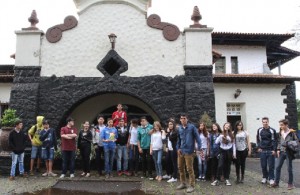 Grupo de estudantes do Colégio Estadual Bartolomeu Mitre visitam o antigo Aeroporto de Foz, hoje sede de um clube. (Foto: assessoria Unila)