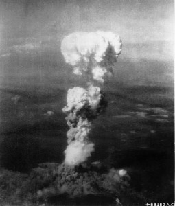 Cogumelo atômico formado a partir da bomba lançada em cima da cidade japonesa de Hiroshima, pelos estaduinidenses, no final da II Guerra Mundial, em 1945. (Reprodução)
