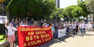 Manifestação dos professores estaduais em Foz do Iguaçu (Foto: acervo APP)