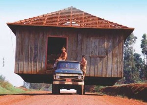 Na década de 80, era comum o trânsito de caminhões carregando casas inteiras, fruto do êxodo dos agricultores que perderam suas terras para o lago de Itaipu. (Foto de Nani Góis que ilustra a contra capa do livro)