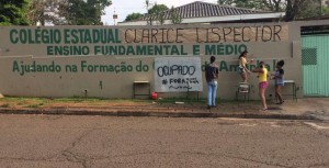 Estudantes improvisaram cartaz para renomear colégio em Foz do Iguaçu. Sai ditador, entra escritora.