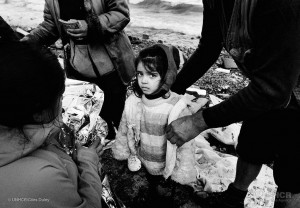 Uma menina síria ainda assustada, após ter realizado a arriscada travessia pelo Mediterrâneo rumo a Lesbos, na Grécia. Foto: ACNUR/Giles Duley