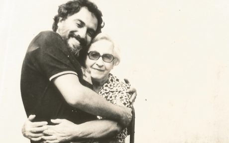 Henfil e Maria Conceição Souza. O cartunista imortalizou a mãe com cartas públicas dirigidas a ela. Comentava o Brasil dos anos de regime militar. (Foto: reprodução filme)