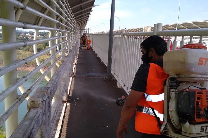 Ponte da Amizade passa por limpeza e desinfecção contra coronavírus