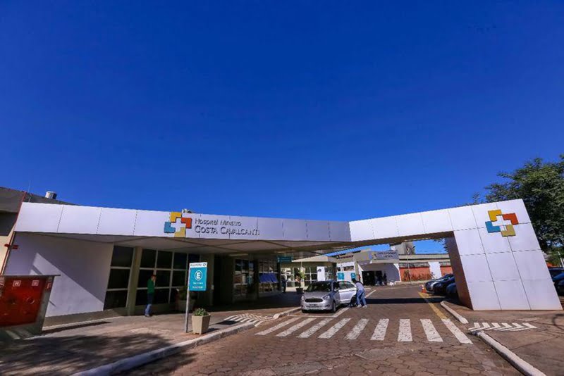 Profissionais do Hospital Costa Cavalcanti passam por testagem da covid-19. Todos negativados