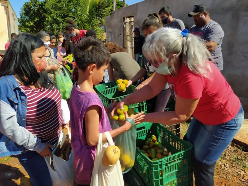 Assentamento em antiga fazenda improdutiva paranaense doa 8 toneladas de alimentos