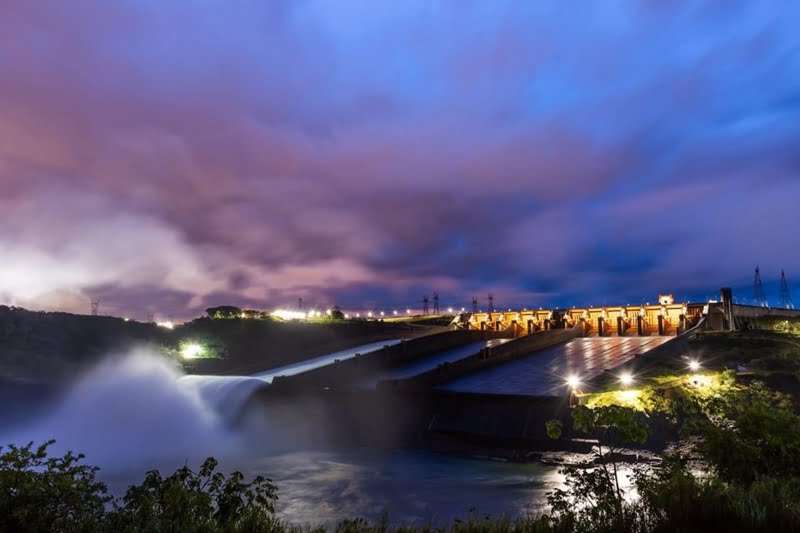 Espetáculo sem público: vertedouro de Itaipu vai ficar aberto mais de 24 horas