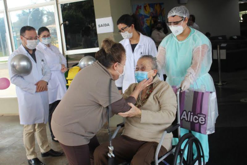 Senhorinha de 94 anos se recupera da covid-19 e tem alta do Costa Cavalcanti