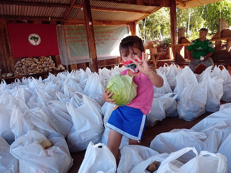 Famílias do MST doam mais de 20 toneladas de alimentos a comunidades do Paraná