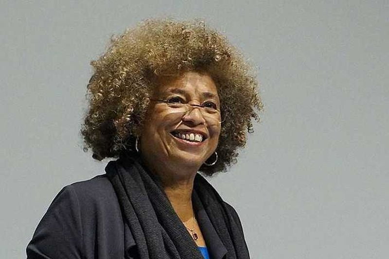 Angela Davis: “Quando uma mulher negra se movimenta, toda a estrutura da sociedade se movimenta com ela.”