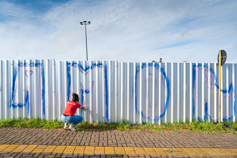 Grafiteiros espalham gentilezas nos tapumes das obras do Gramadão da Vila A