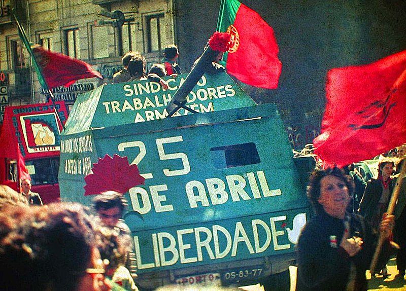 25 de abril: Portugal celebra a Revolução dos Cravos, que pôs fim à ditadura salazarista