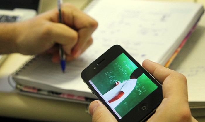 Sem atividades online, estudantes são obrigados a frequentar aula presencial em Foz
