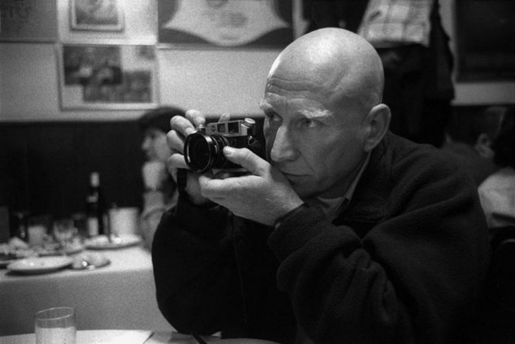 Conheça um pouco mais do fotógrafo Sebastião Salgado no documentário O Sal da Terra