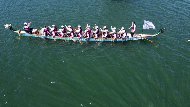 Outubro Rosa: batismo de embarcação marca nova fase da equipe de canoagem Flor de Lótus
