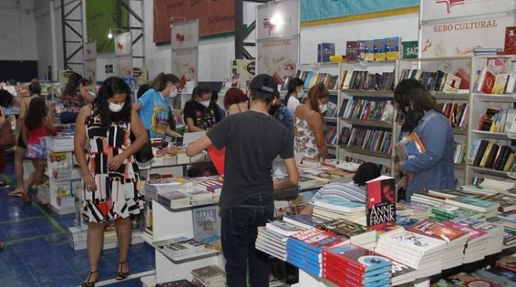 Feira do Livro tem programação cultural até sábado (27) em Foz