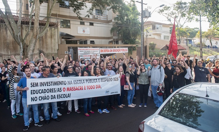 Educadores votam para escolher nova diretoria sindical