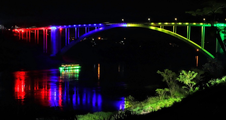 Ponte da Amizade ganha iluminação cênica e vira nova atração do Natal Águas e Luzes