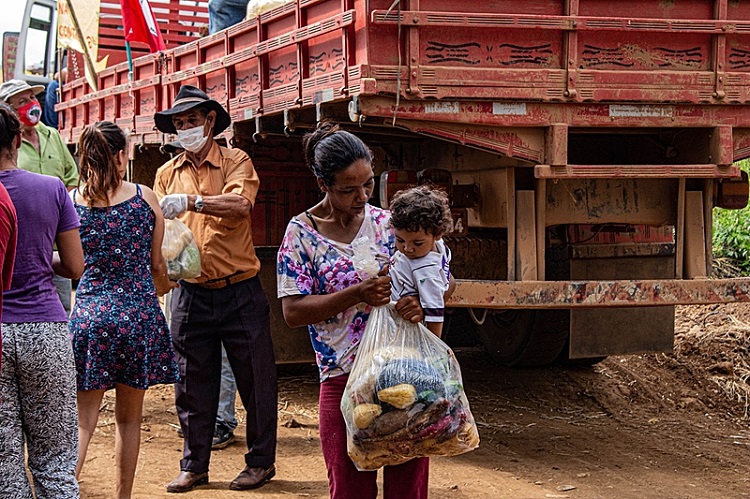 Famílias sem terra, faxinalenses e posseiras do Paraná se unem para doar 26 toneladas de alimentos