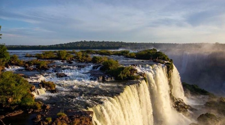 Grupo Cataratas tem 10 vagas abertas de emprego e 5 para estágio em Foz