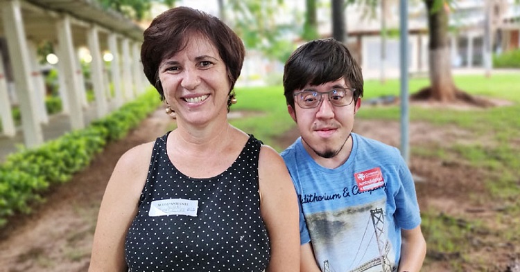 Mãe de jovem com síndrome rara relata em livro trajetória de reabilitação