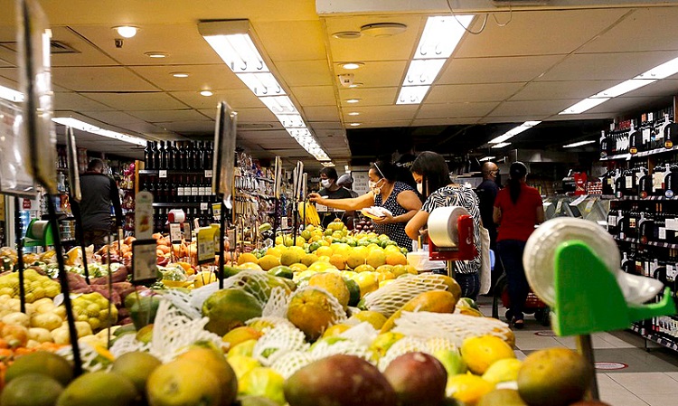 As crises econômica e social pesam mais no bolso das mulheres? Economista analisa