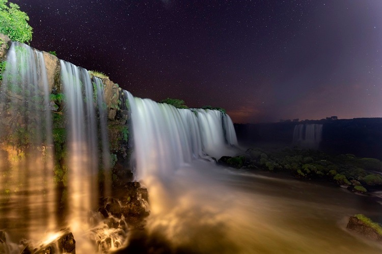 A paz das Cataratas do Iguaçu sob as estrelas