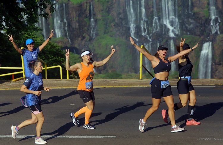 Mais de 4 mil corredores celebram esporte e natureza na Meia Maratona das Cataratas