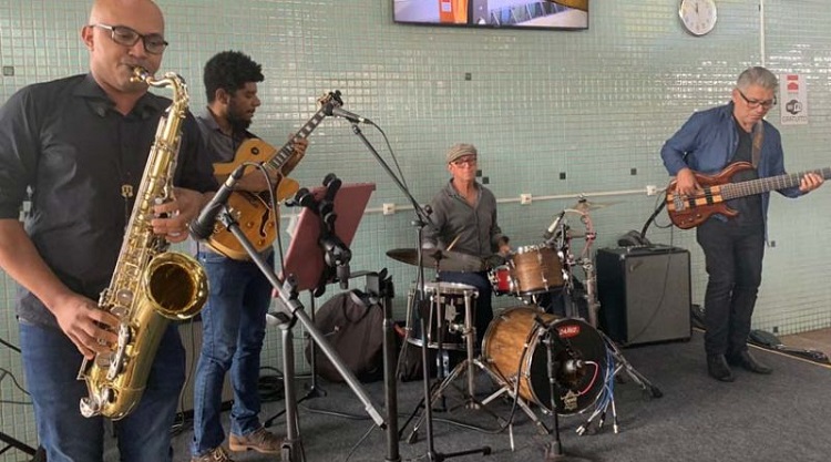 Música instrumental vira atração na Rodoviária de Foz do Iguaçu