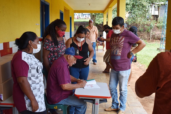 Livro escrito por tribo Kaingang é entregue a museu e escolas no Norte do Paraná