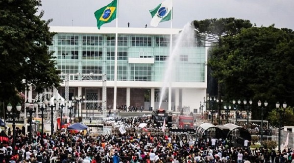 Educadores paralisam atividades nesta sexta e lembram violência de 29 de abril