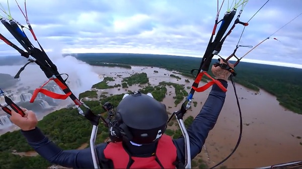 Fernando Fernandes sobrevoa as Cataratas do Iguaçu em um paramotor adaptado