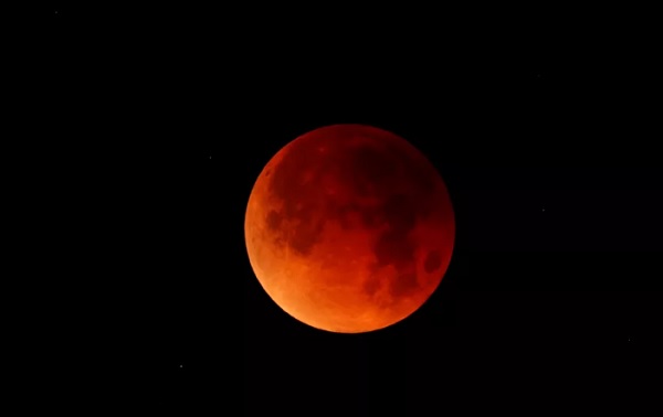 Eclipse total com ‘Lua de Sangue’: saiba como observar o fenômeno no domingo (15)