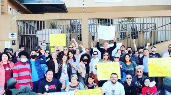 Educadores protestam na frente do Núcleo de Educação em Foz por reposição salarial