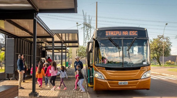 Programa “Itaipu vai à escola” fornece transporte para visitas de estudantes de Foz do Iguaçu