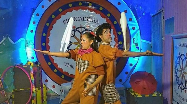 Artistas de circo levam espetáculo e oficina a 4 praças em Foz do Iguaçu