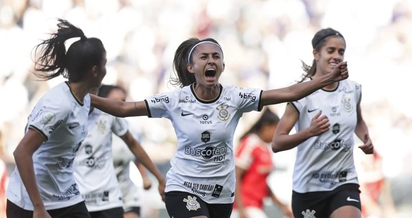 Corinthians goleia Internacional e é campeão do Brasileiro Feminino