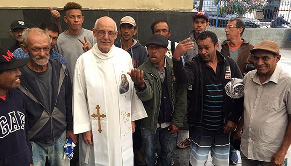 Padre Julio Lancellotti vence o Troféu Juca Pato de 2022