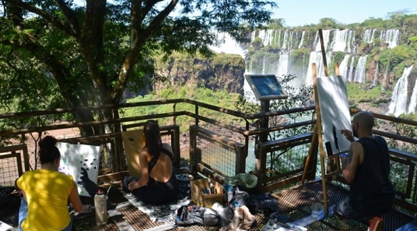 Artistas participam de ação cultural nas Cataratas do Iguaçu