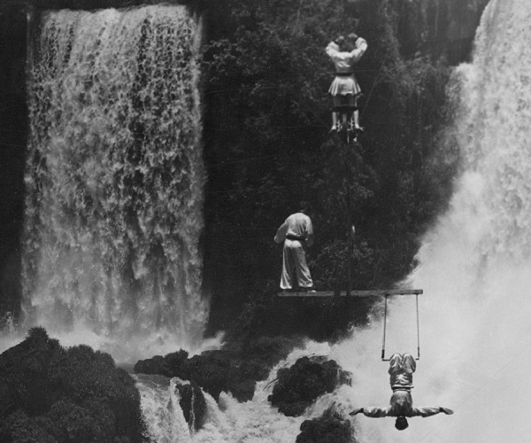 Acrobatas alemães nas Cataratas do Iguaçu, num texto de Alicia Segovia