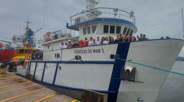 Estudantes e professores da Unioeste embarcam em navio para atividades no mar