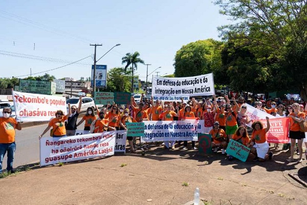 Ato na Ponte da Amizade defende educação pública e integração latino-americana