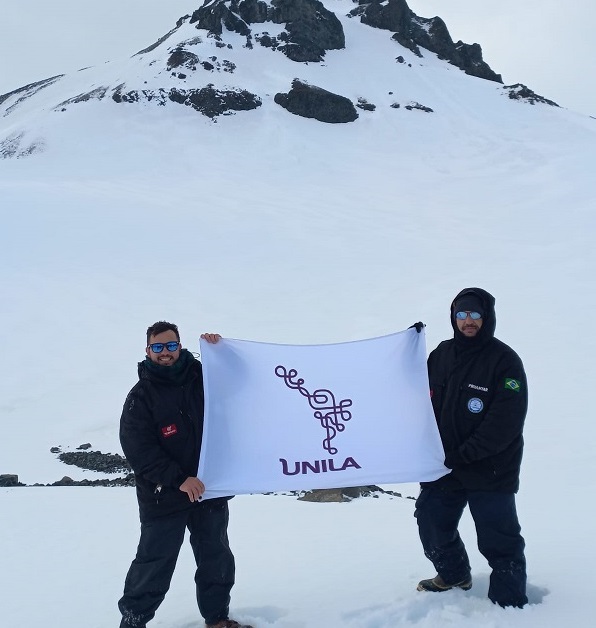 Orgulho de Foz: pesquisadores abrem bandeira da Unila na Antártida 